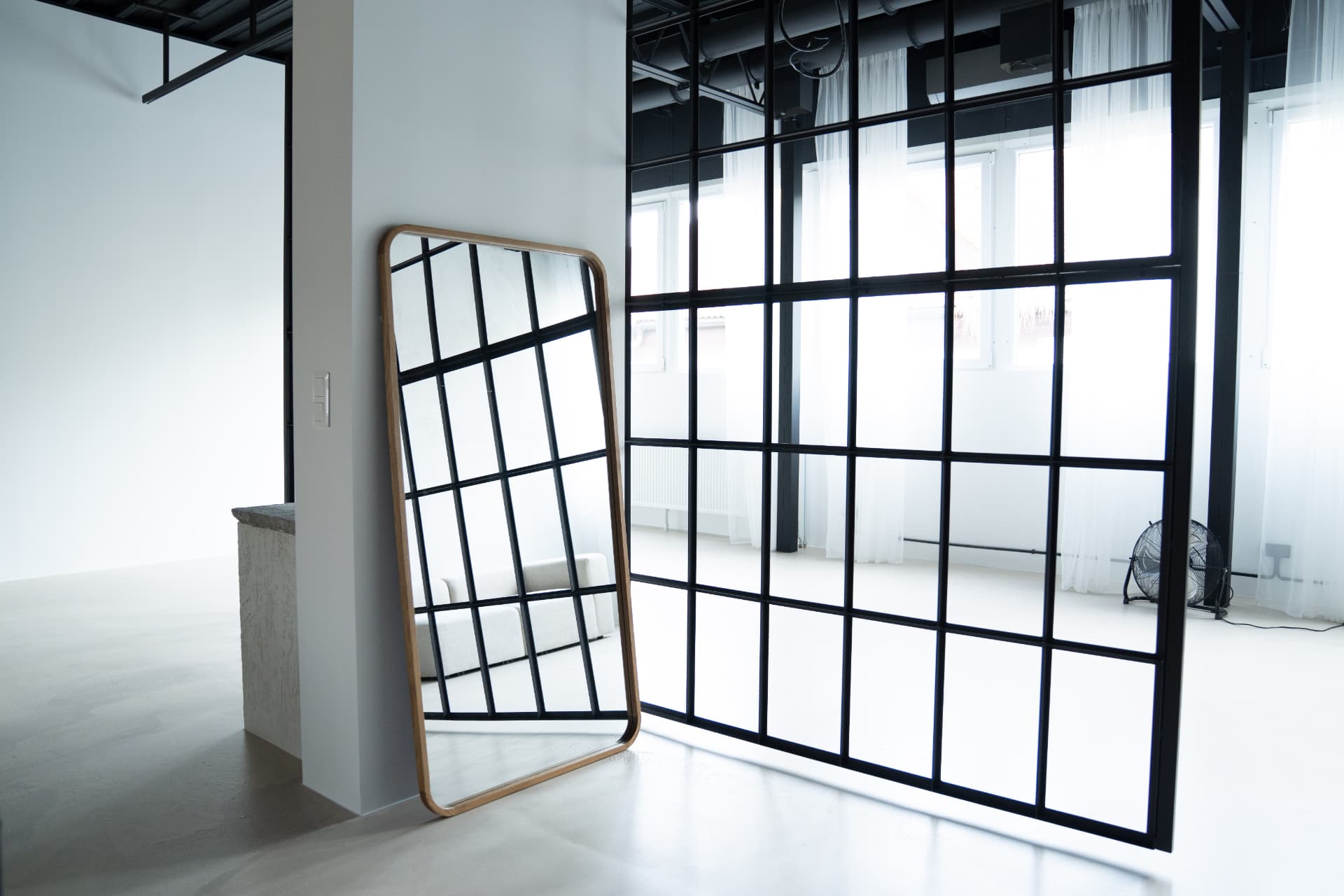 Veľké zrkadlo pri okne vo fotoštúdiu studio 11 Žilina
